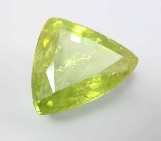 Желтовато-зеленый сфен 3,9 карата