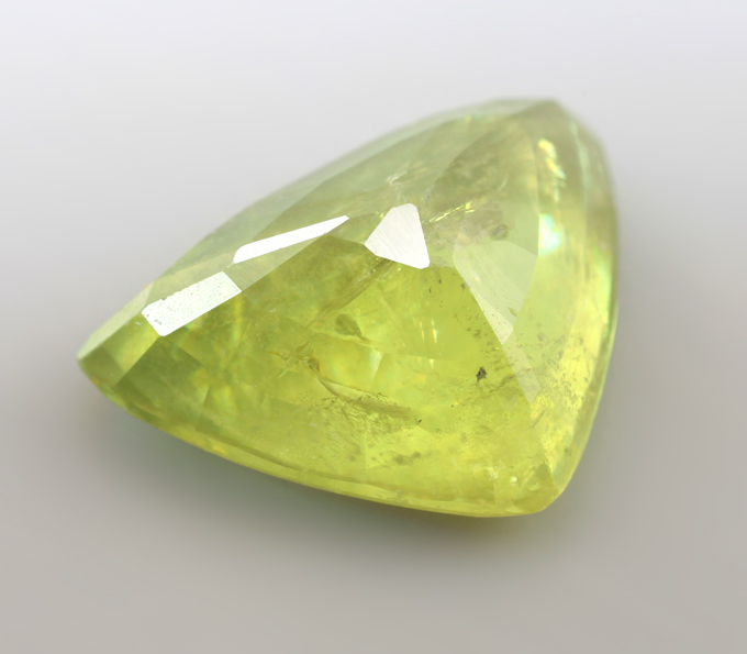 Желтовато-зеленый сфен 3,9 карата