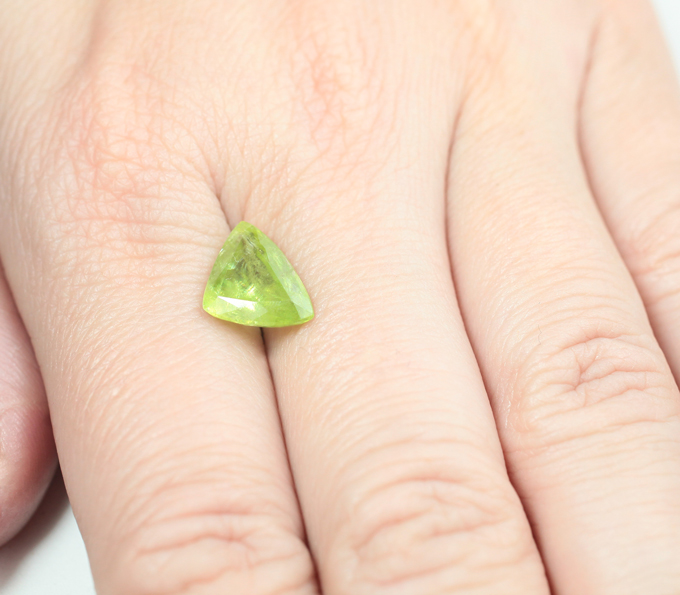 Желтовато-зеленый сфен 3,9 карата