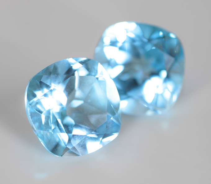 Крупная пара чистейших голубых Swiss топазов 17,36 карата