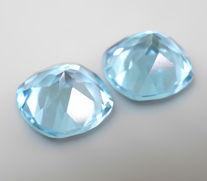 Крупная пара чистейших голубых Swiss топазов 17,36 карата