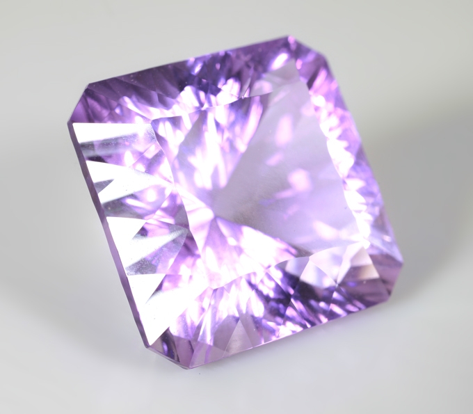 Крупный аметист высокой чистоты лазерной огранки 22,81 карата