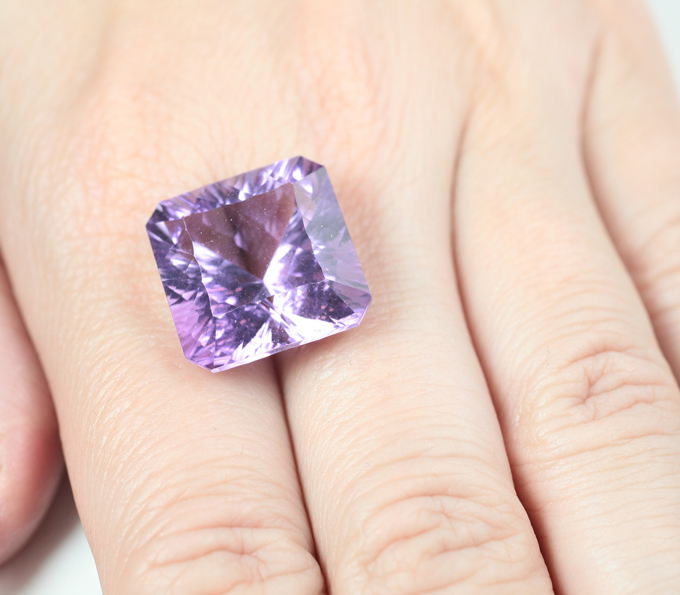 Крупный аметист высокой чистоты лазерной огранки 22,81 карата