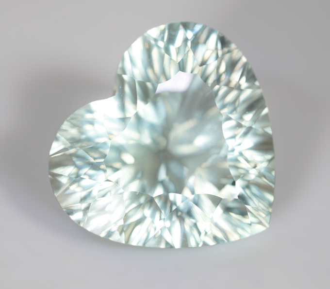 Чистейший крупный платиново-зеленый аметист лазерной огранки 25,66 карата