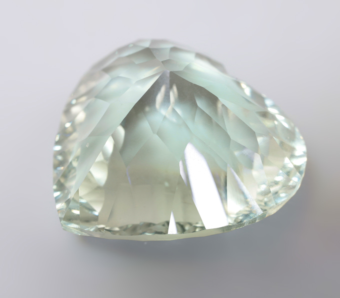 Чистейший крупный платиново-зеленый аметист лазерной огранки 25,66 карата