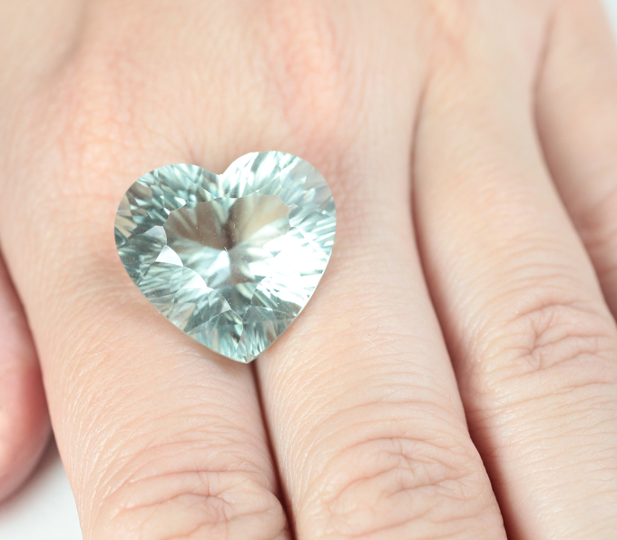 Чистейший крупный платиново-зеленый аметист лазерной огранки 25,66 карата