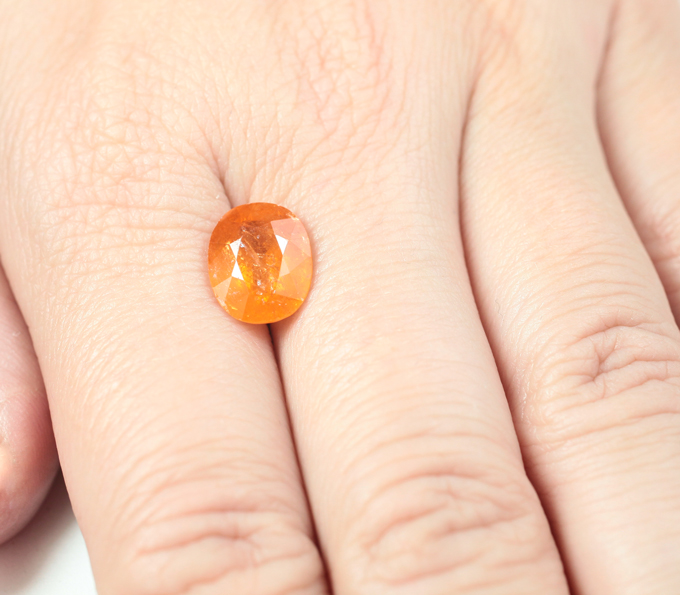 Крупный спессартин гранат цвета "фанта" 5,64 карата