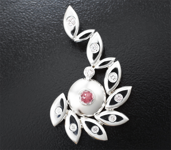 Золото Кулон с биксбитом 0,21 карата и бриллиантами