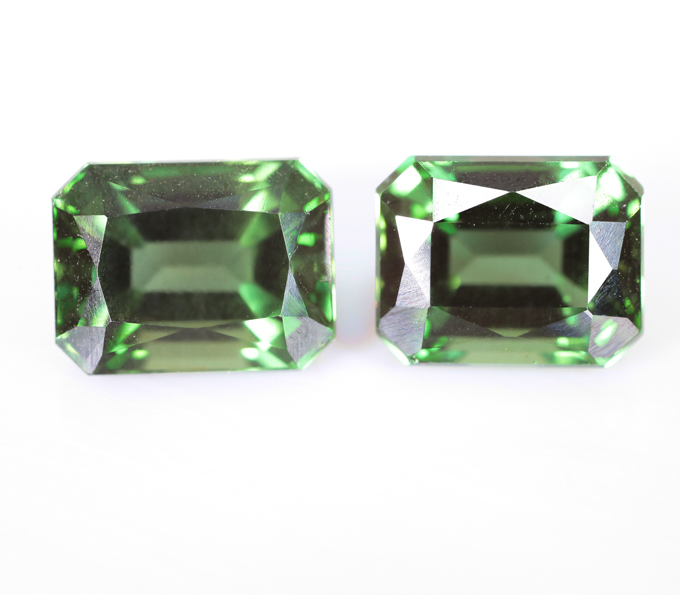 Серьги с полихромными "неоновыми" апатитами 6,39 карата