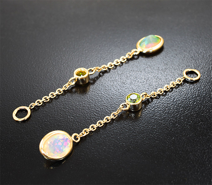 Подвесы для серег с ограненными эфиопскими опалами 2,06 карата и уральскими демантоидами 0,79 карата