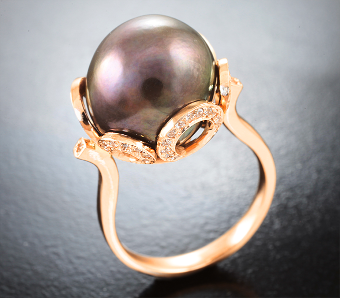Золото Кольцо с крупной цветной морской жемчужиной 17,81 карата и лейкосапфирами