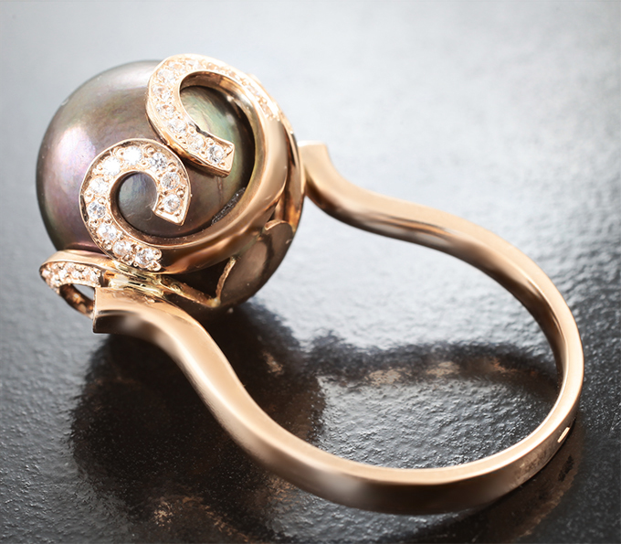 Кольцо с крупной цветной морской жемчужиной 17,81 карата и лейкосапфирами