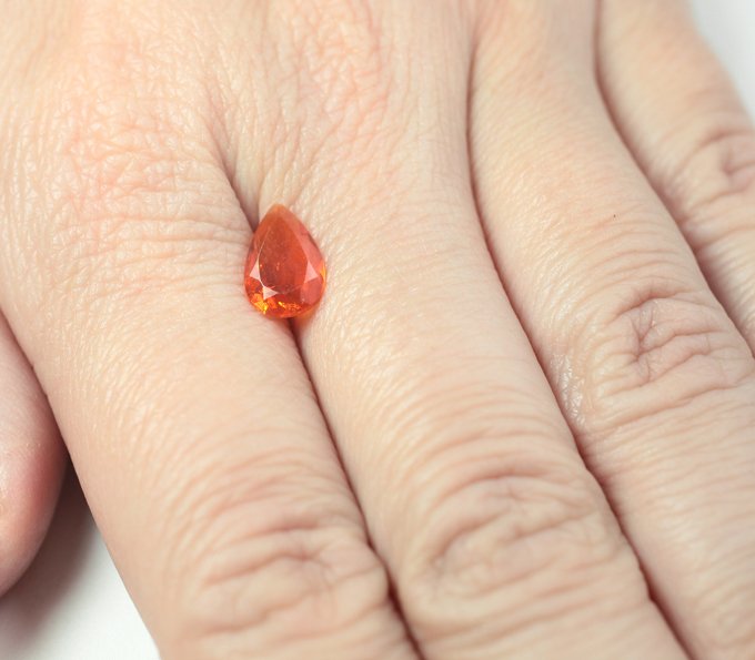 Мексиканский ограненный "огненный" опал 0,81 карата