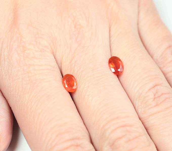 Пара мексиканских ограненных "огненных" опалов 0,83 карата