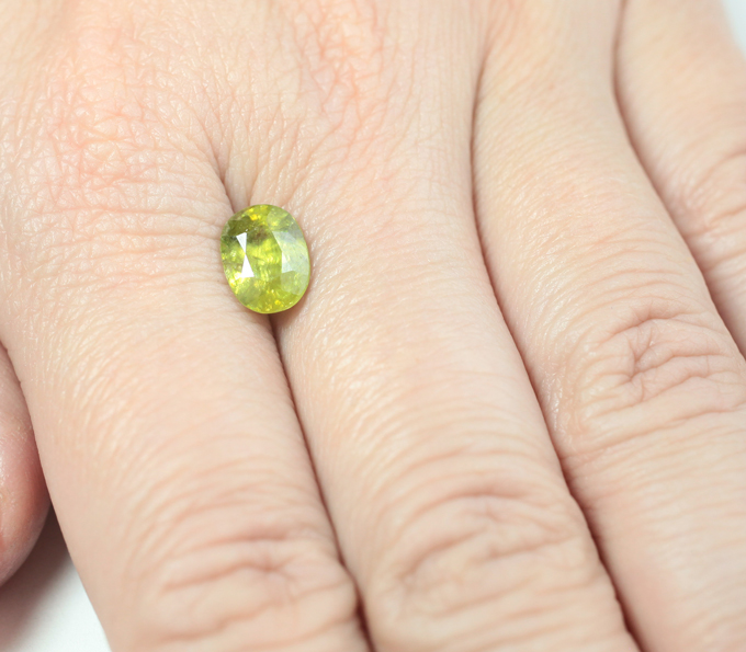 Зеленовато-желтый сфен 2,01 карата