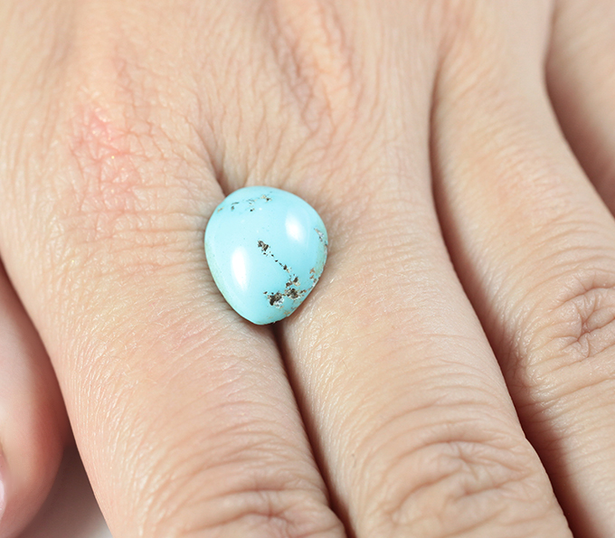 Кабошон армянской бирюзы с пиритом 3,83 карата