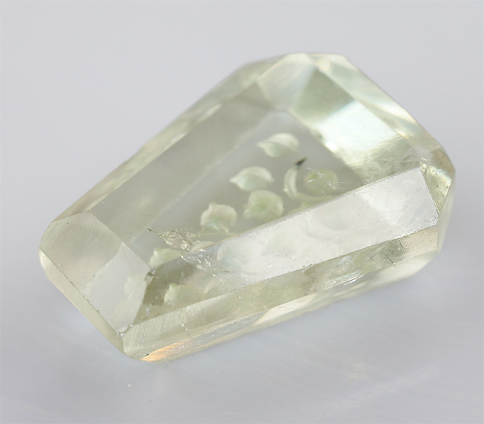 Резной зеленый аметист 10,66 карата