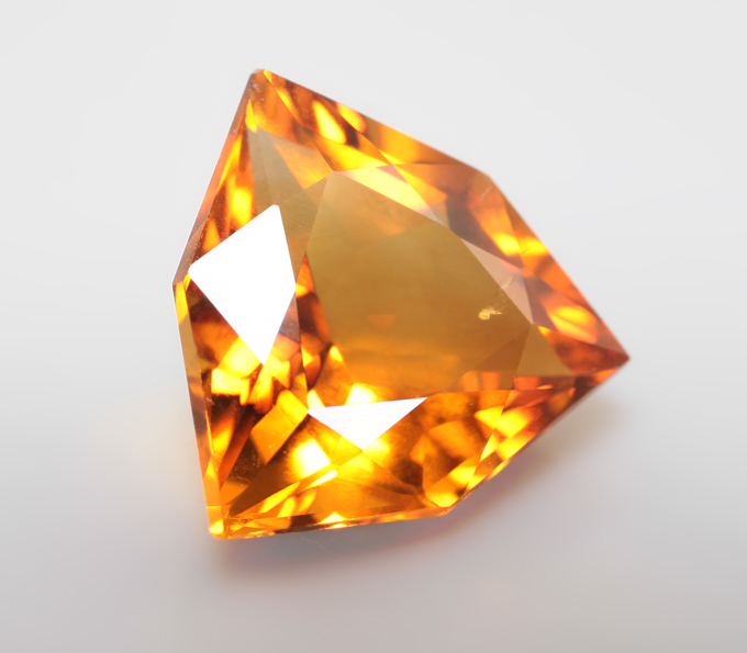 Цитрин мадейра авторской огранки высокой чистоты 4,89 карата