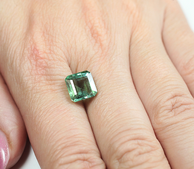 Полихромный "неоновый" турмалин 4,29 карата