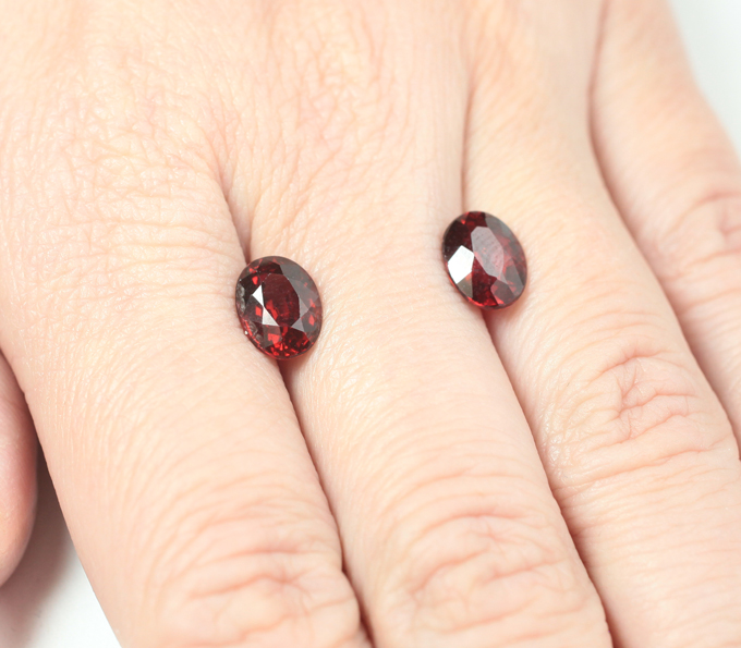 Пара пиропов гранатов 4,96 карата