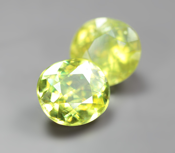 Пара желтовато-зеленых сфенов 2,17 карата