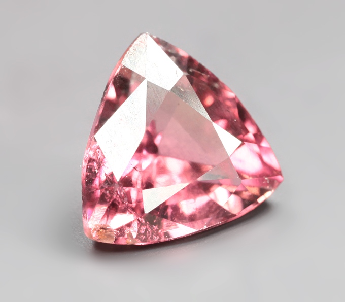 Яркий пурпурновато-красный турмалин 1,55 карата