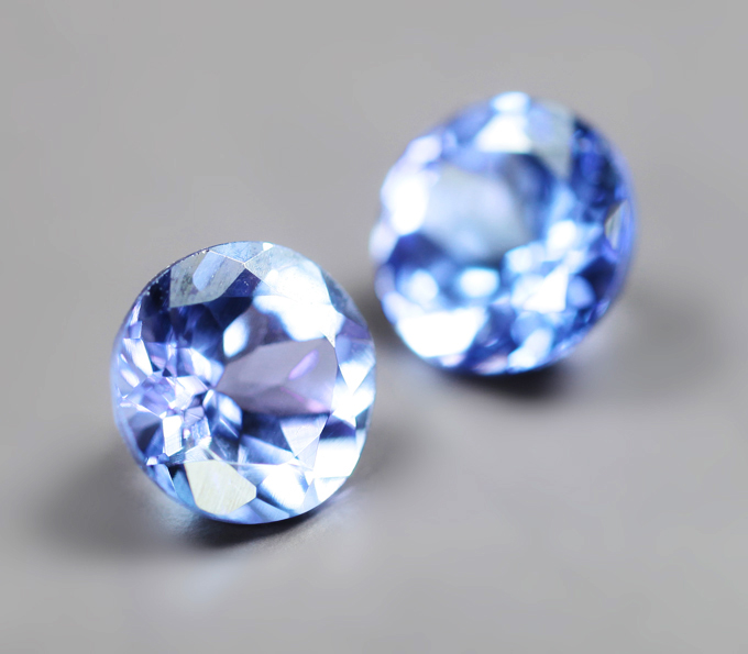 Пара танзанитов высокой чистоты 1,09 карата