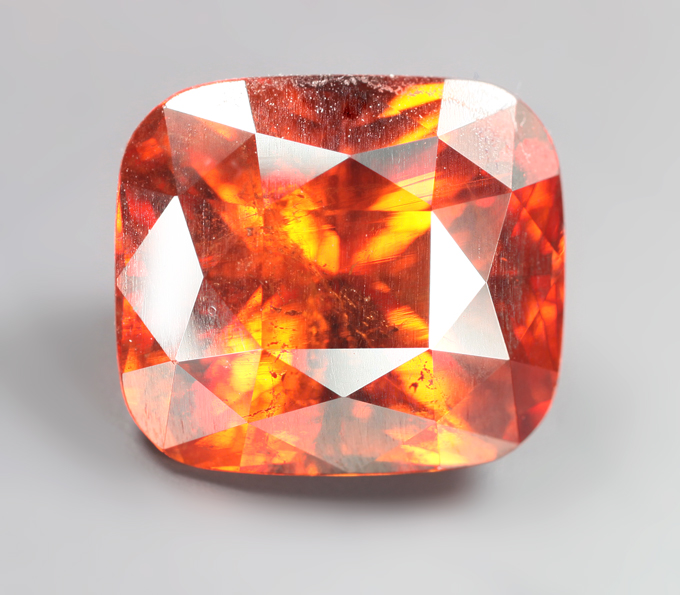 Яркий спессартин гранат 3,75 карата