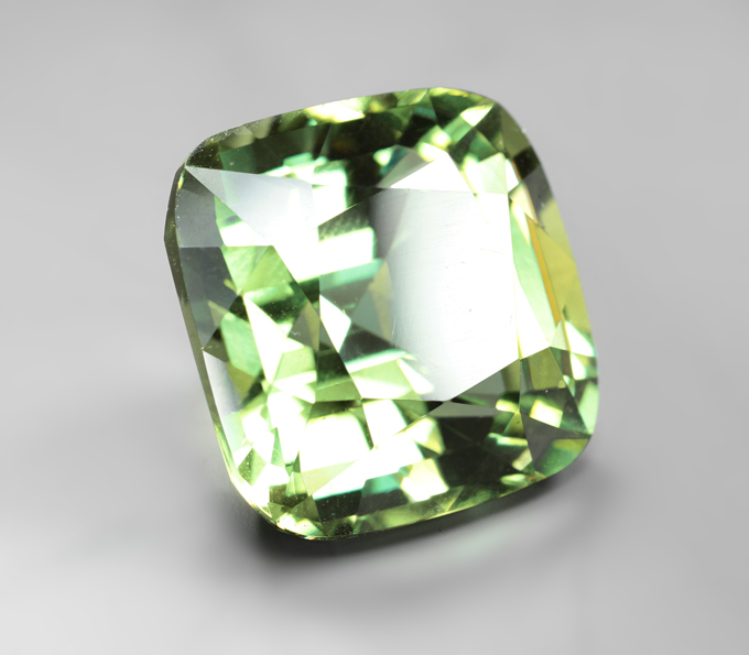 Крупный! Ярко-зеленый "неоновый" апатит 21,36 карата