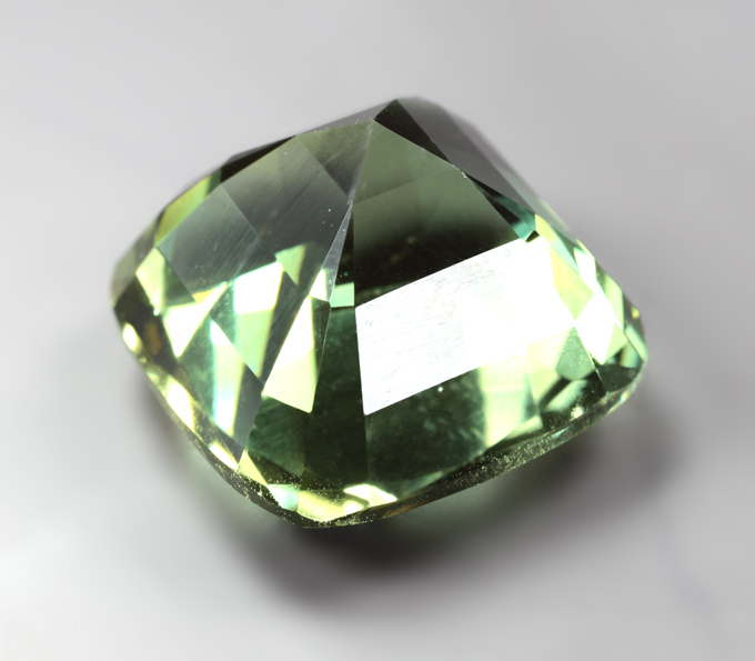 Крупный! Ярко-зеленый "неоновый" апатит 21,36 карата