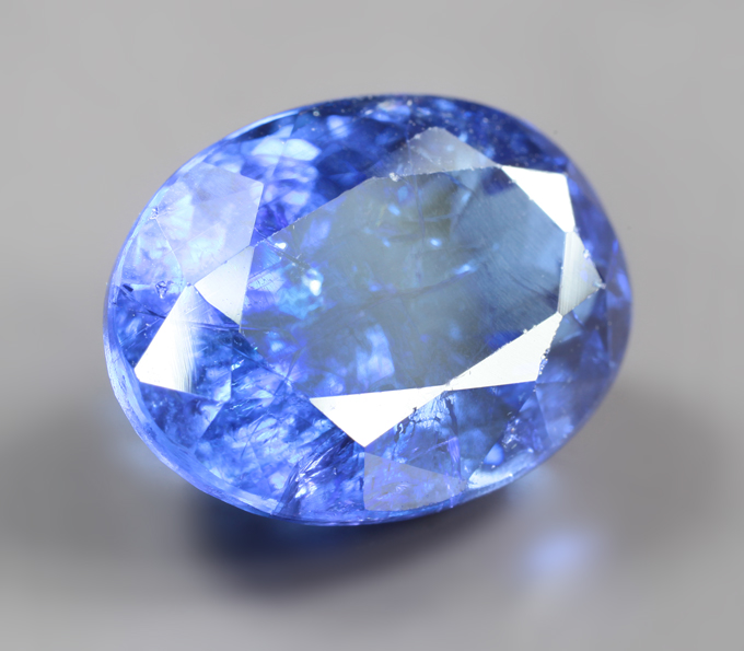 Крупный насыщенный ярко-синий танзанит 10,27 карата