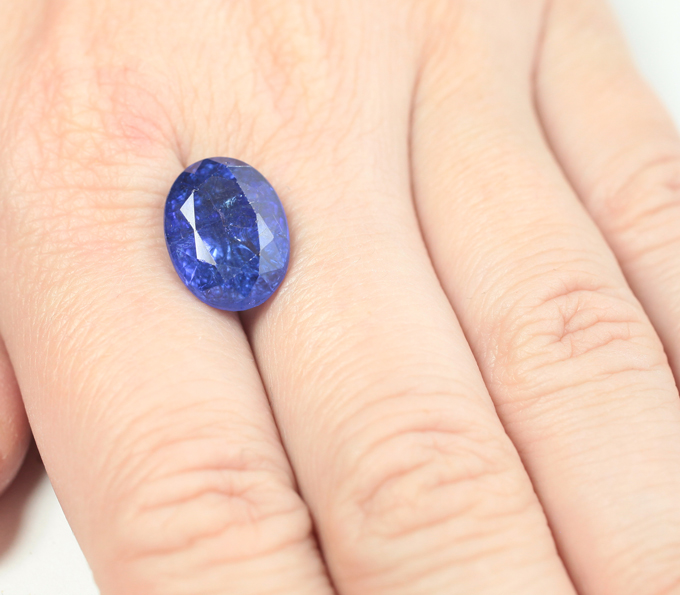 Крупный насыщенный ярко-синий танзанит 10,27 карата
