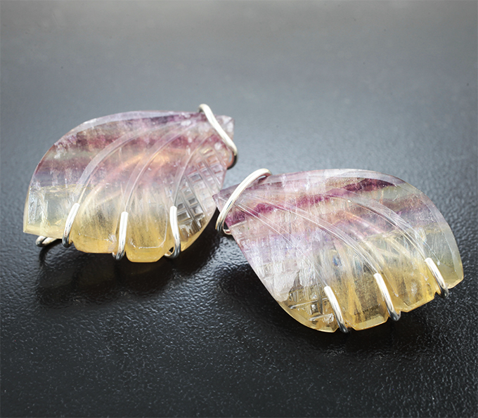 Броши с резными полихромными флюоритами 63,76 карата