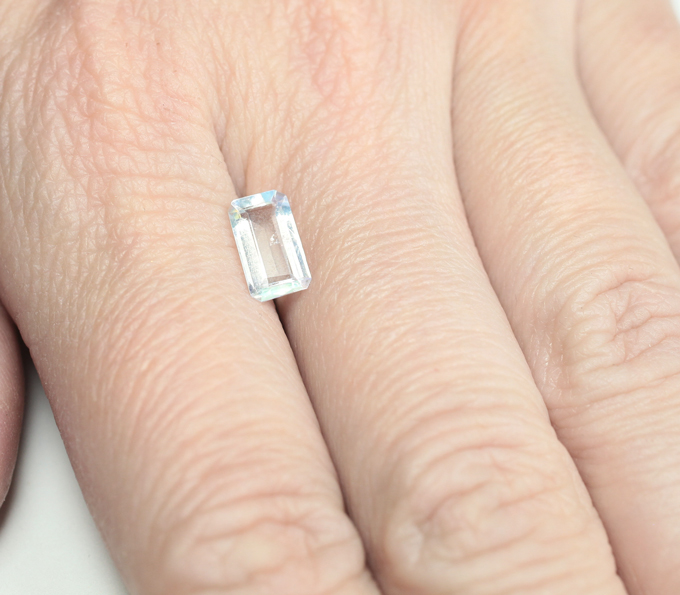 Ограненный лунный камень 1,27 карата