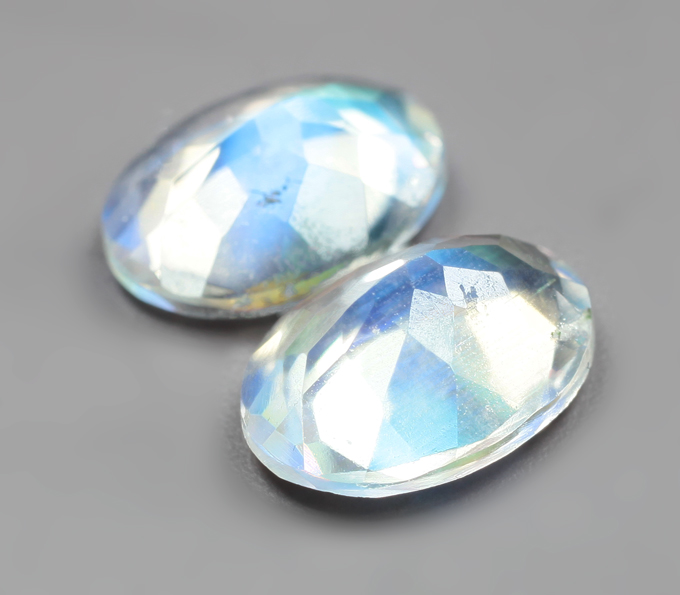 Пара ограненных лунных камней 1,27 карата