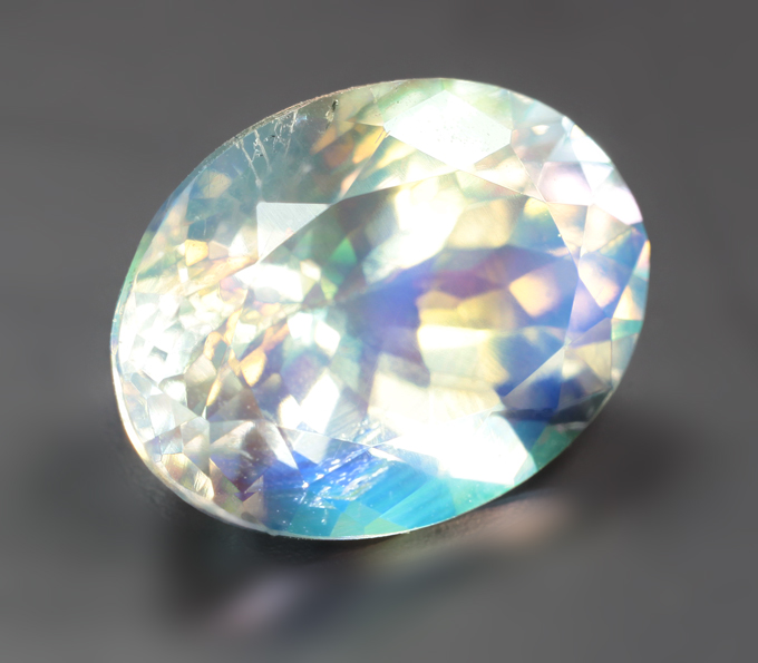 Крупный ограненный лунный камень 3,98 карата