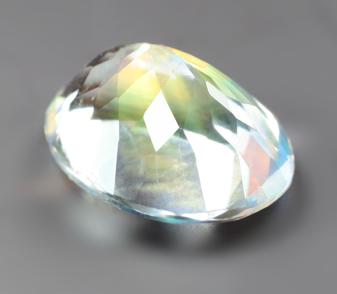 Крупный ограненный лунный камень 3,98 карата