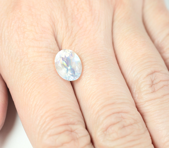 Крупный ограненный лунный камень 3,98 карата