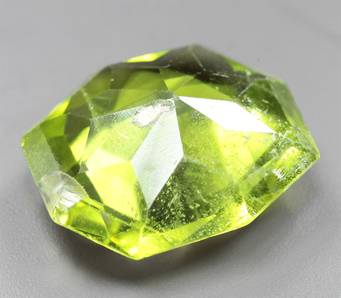 Перидот авторской огранки 5,75 карата