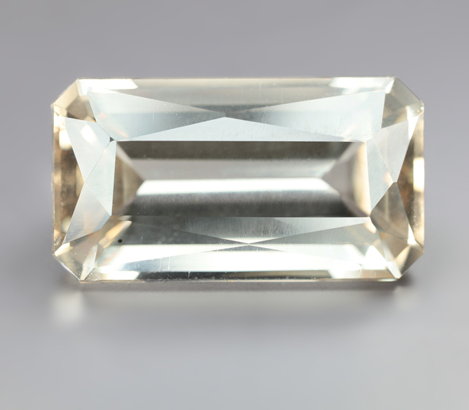 Крупный скаполит высокой чистоты 13,3 карата