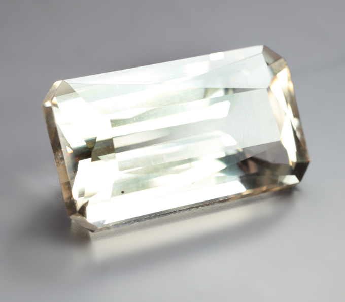 Крупный скаполит высокой чистоты 13,3 карата