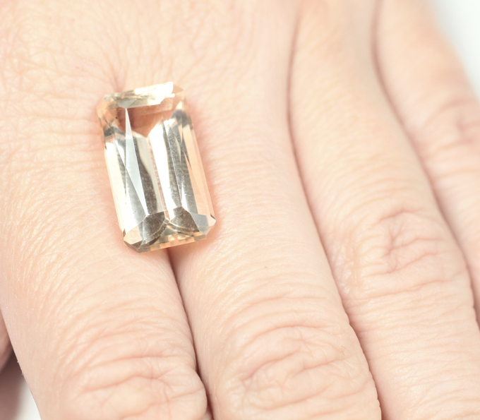 Крупный скаполит высокой чистоты 13,3 карата