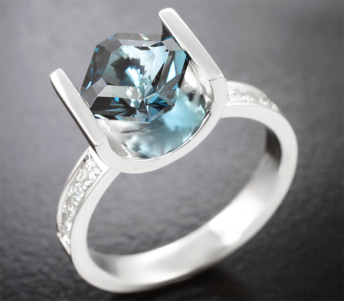 Серебро 925 Кольцо с чистейшим синим London топазом авторской огранки 2,86 карата и лейкосапфирами