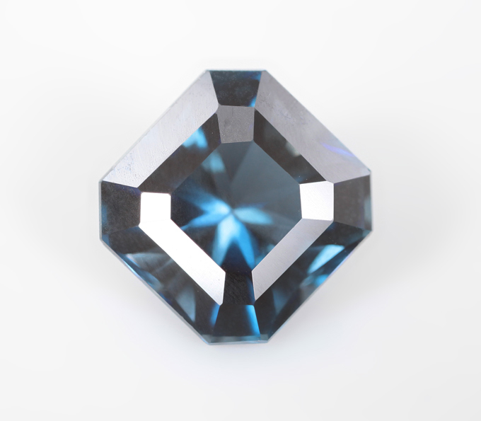 Кольцо с чистейшим синим London топазом авторской огранки 2,86 карата и лейкосапфирами