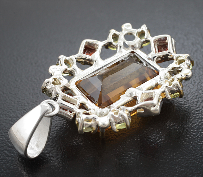 Кулон с цитрином, перидотами и альмандинами гранатами