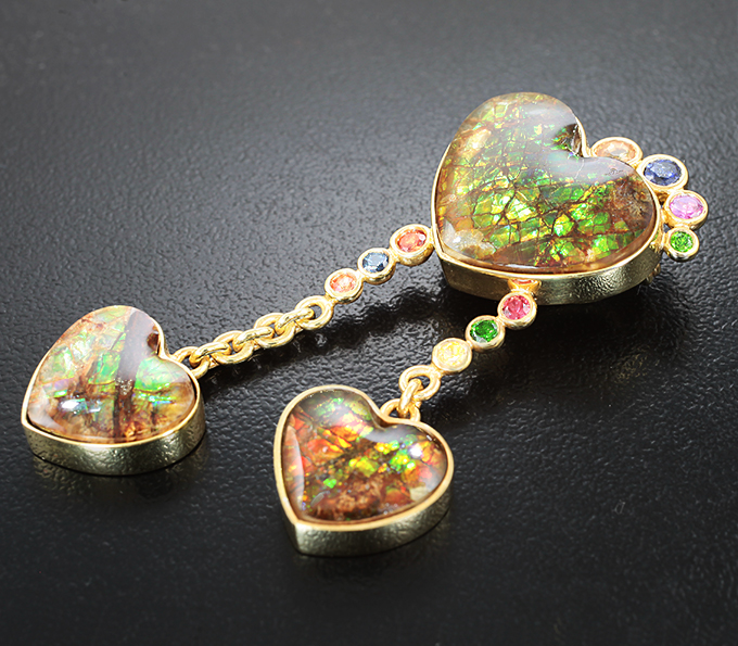 Брошь/кулон с аммолитами аммонитов, разноцветными сапфирами и цаворитами гранатами