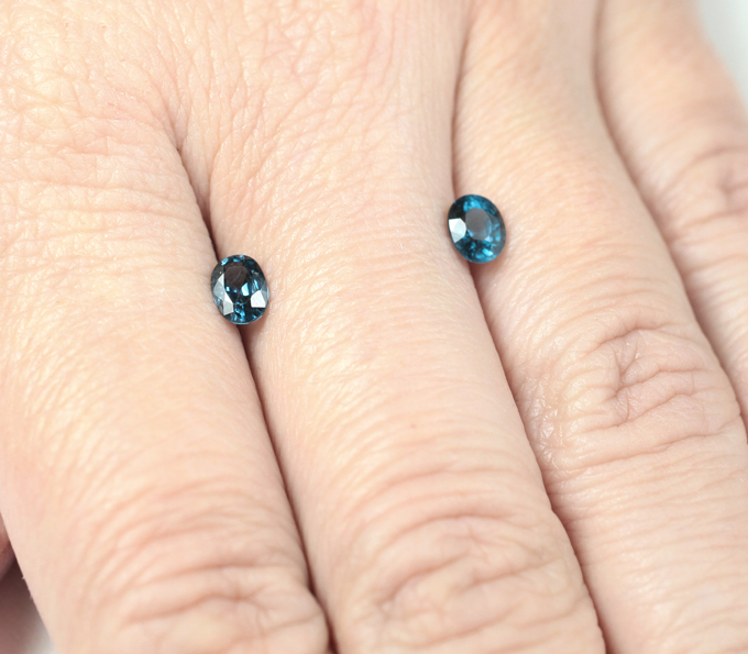 Пара редких синих шпинелей 1,05 карат