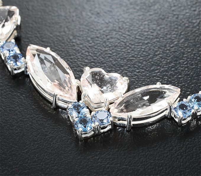 Колье с морганитами 16.03 карата и синими шпинелями