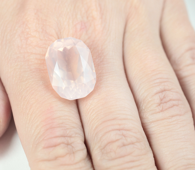 Чистейший крупный розовый кварц эффектной огранки 20,68 карата