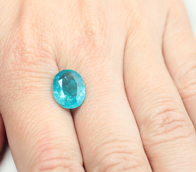 Топовый цвет! "Неоновый" апатит 4,9 карата